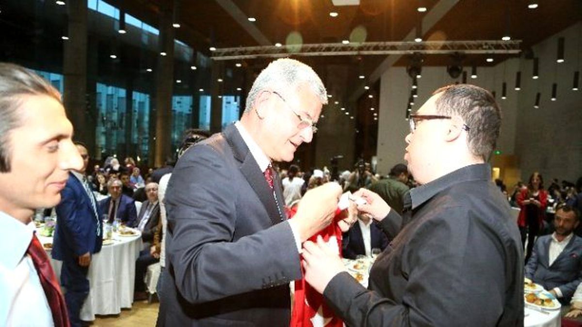 Otizmli Gençten Bakan Bozkır\'a Anlamlı Hediye