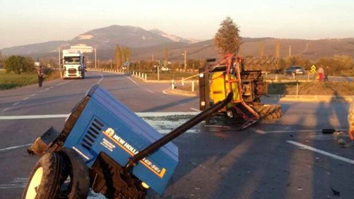 Otomobille Çarpışan Traktör Ortadan İkiye Ayrıldı