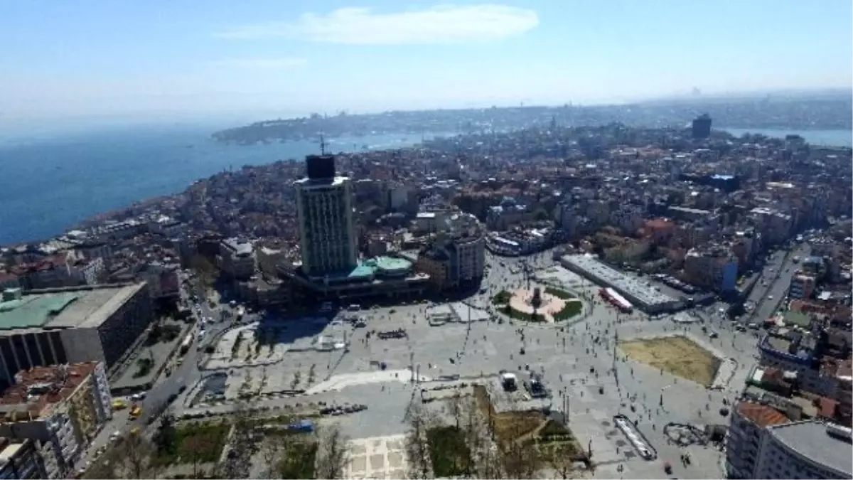 Birinci Etap Çalışmalarının Sonra Erdiği Taksim Meydanı\'nda İkinci Etap Çalışmaların Geçiliyor