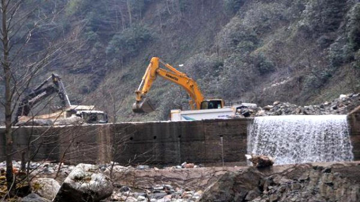 300 Bin Kişinin İçme Suyu Kaynağı Olan Dereye İş Makineleri ve Kamyonlar Girdi