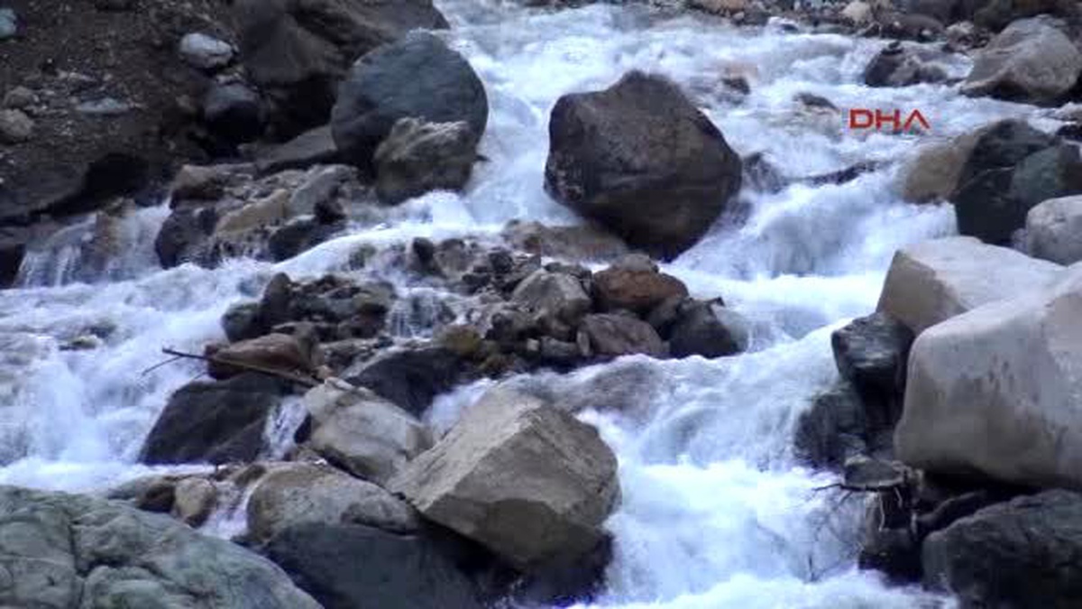 Rize\'de İçme Suyu Kaynağı Olan Dereye İş Makineleri ve Kamyonlar Girdi