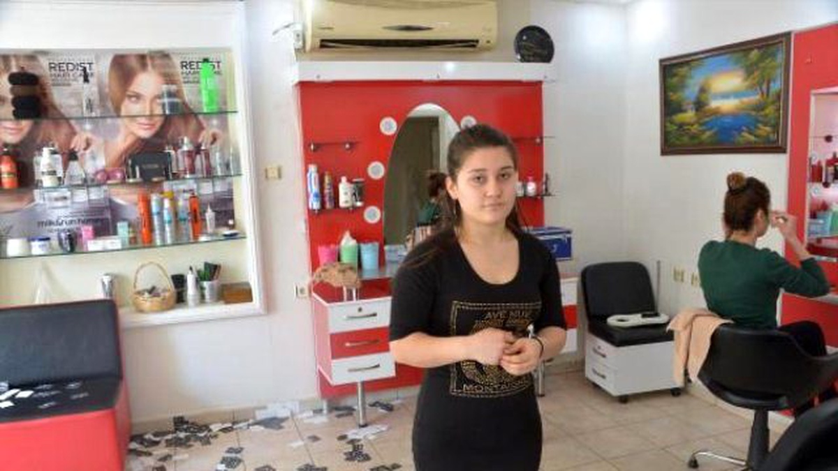 Saç Rengini Beğenmeyen Kadın, Kaldırım Taşıyla Kuaförün Camını İndirdi