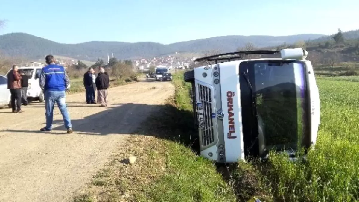 Servis Minibüsü Devrildi