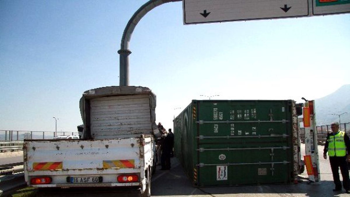 Virajı Alamayan Tır Kamyona Çarparak Devrildi