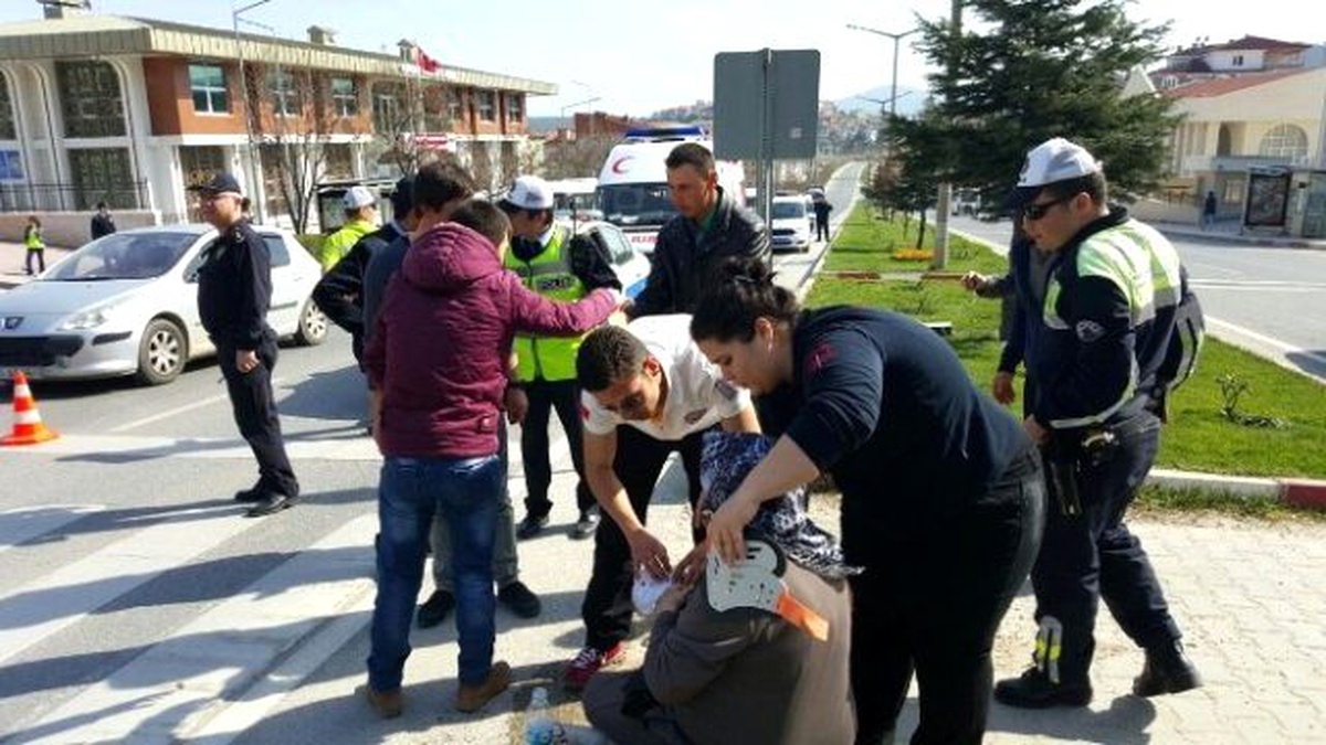 Yolun Karşısına Geçmeye Çalışan Kadına Otomobil Çarptı