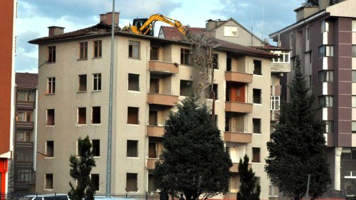 5 Katlı Binanın Çatısına İş Makinesi Çıkardılar!