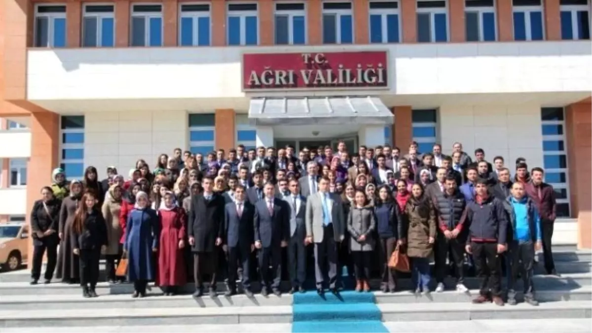 Ağrı\'ya Atanan Öğretmenler Vali Işın\'ı Ziyaret Etti