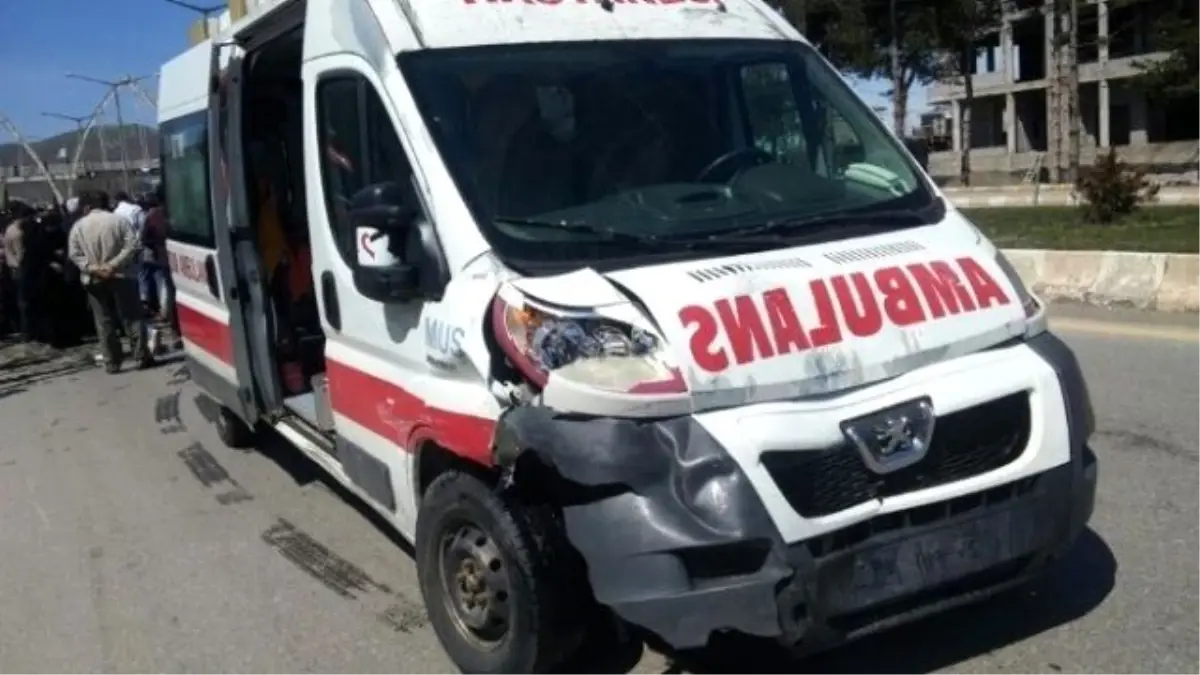 Ambulansla Otomobil Çarpıştı: 2 Yaralı