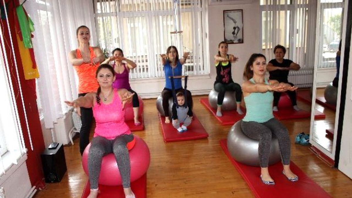 Bebeğiyle Birlikte Pilates Eğitimi Veriyor
