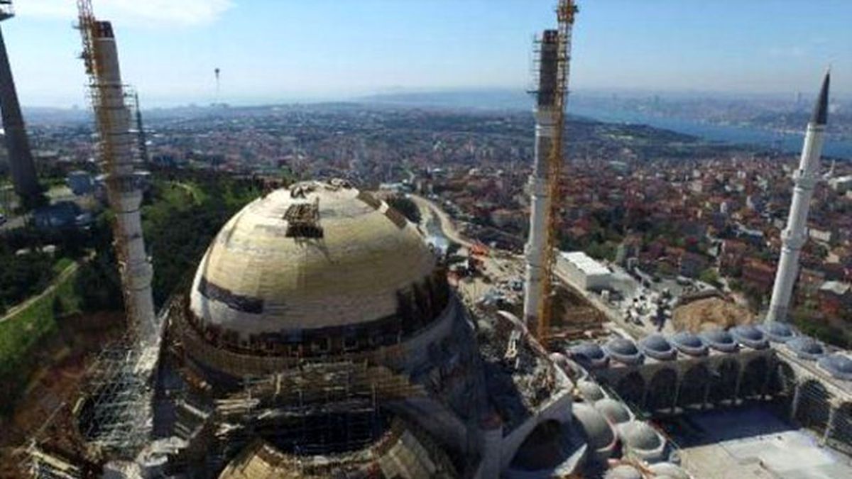 Çamlıca Camisi\'nde Dev Kubbenin Üzeri Kapandı