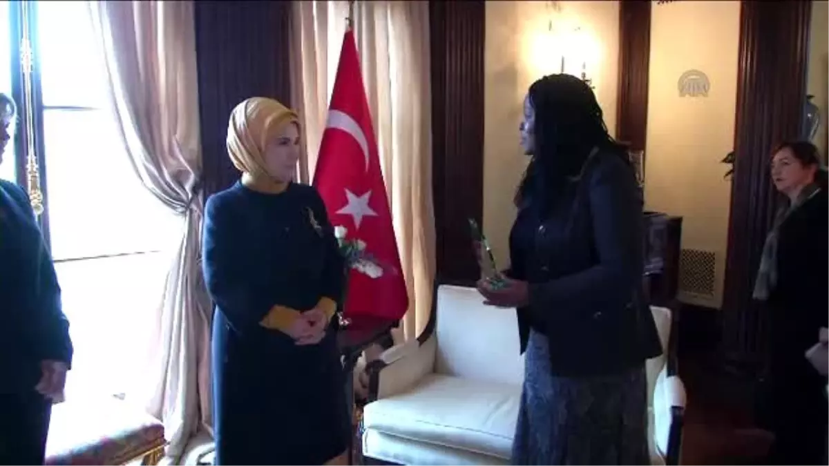 CFSA\'dan Emine Erdoğan\'a Plaket