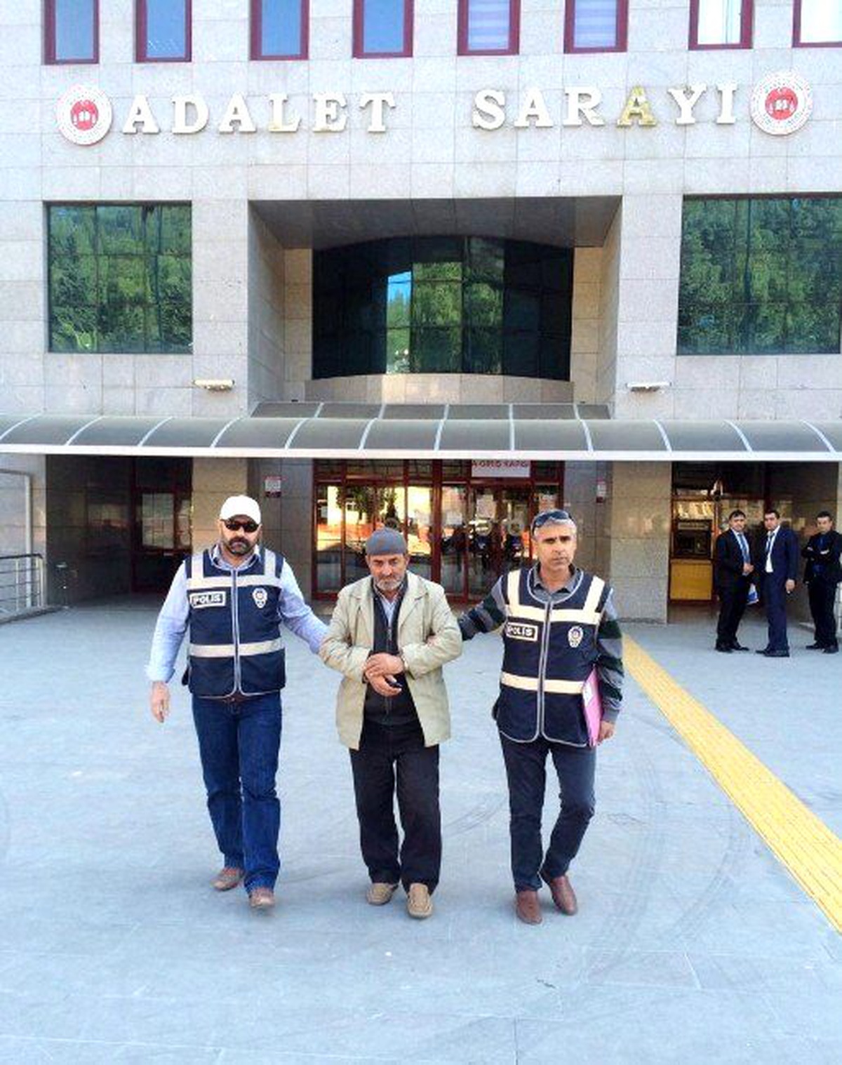 Gasp Ettikleri Şahsa Zorla Senet İmzalattılar