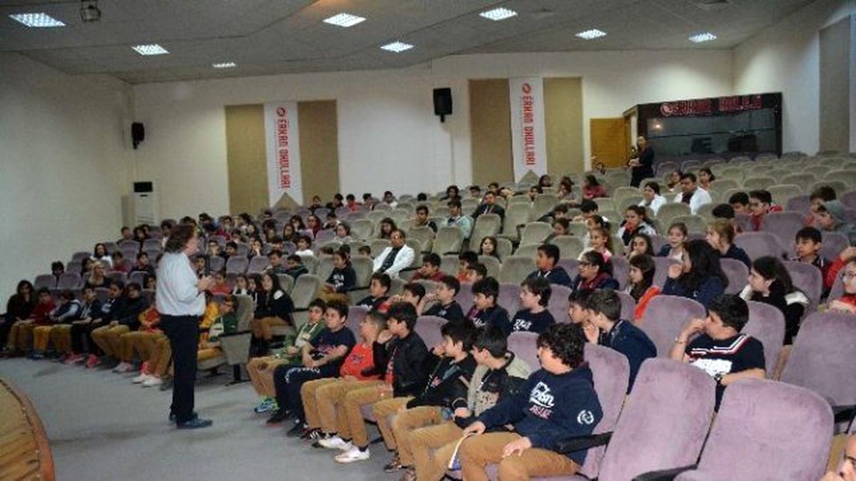 İngilizce Okuma Kitaplarının Editöründen Öğrencilere İngilizce Seminer