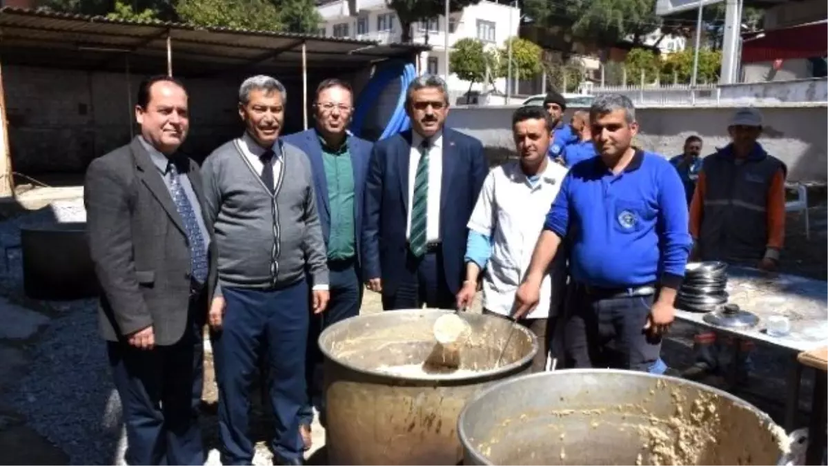 İsabeyli Mahallesinde Belediye Çalışanları Keşkek Hayrı Düzenledi