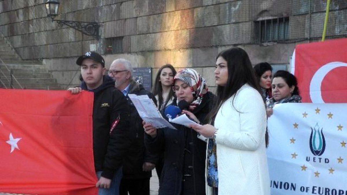 İsveç Uetd\'den Parlamento Önünde Teröre Karşı Tek Ses Gösterisi