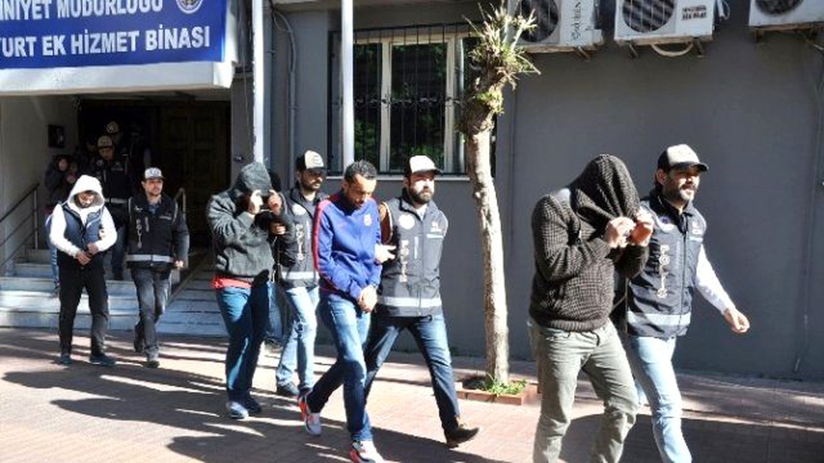İzmir Polisinden Göçmen Kaçakçılarına Darbe