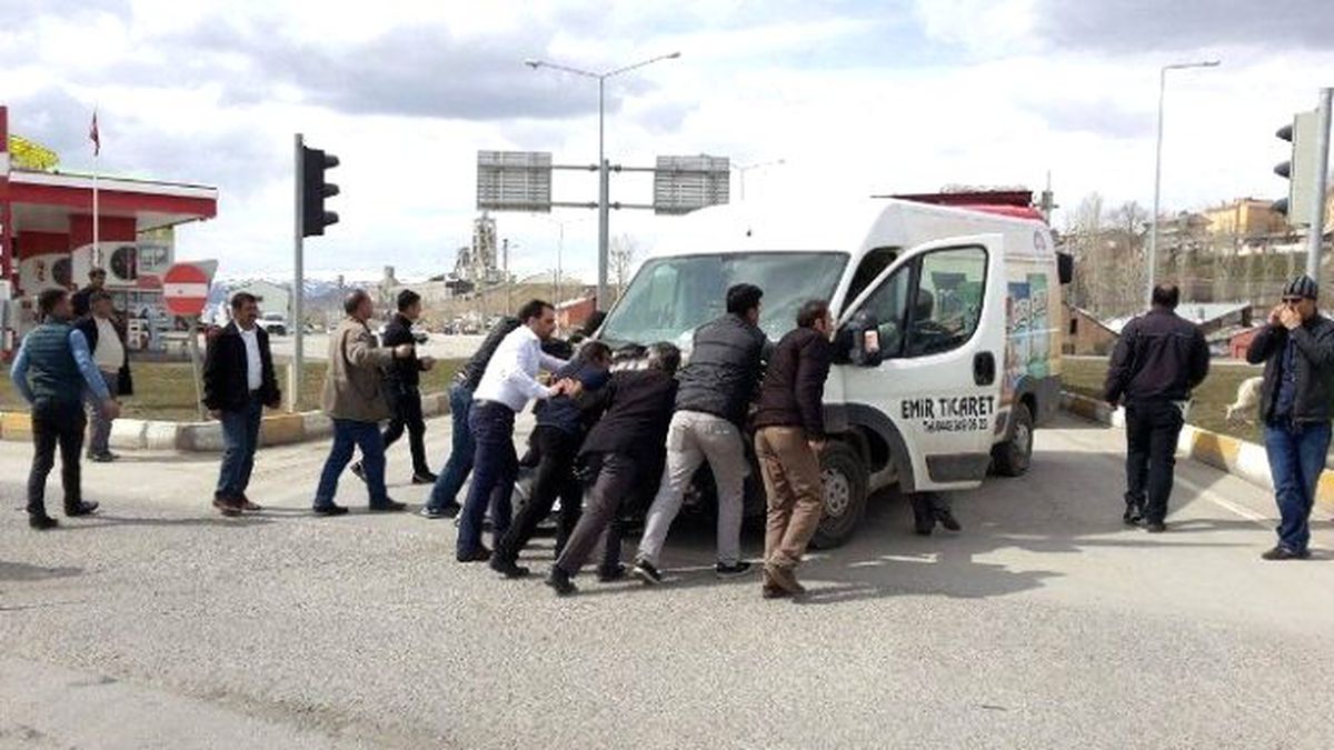 Kırmızı Işık İhlali Yapan Tır Minibüse Çarptı