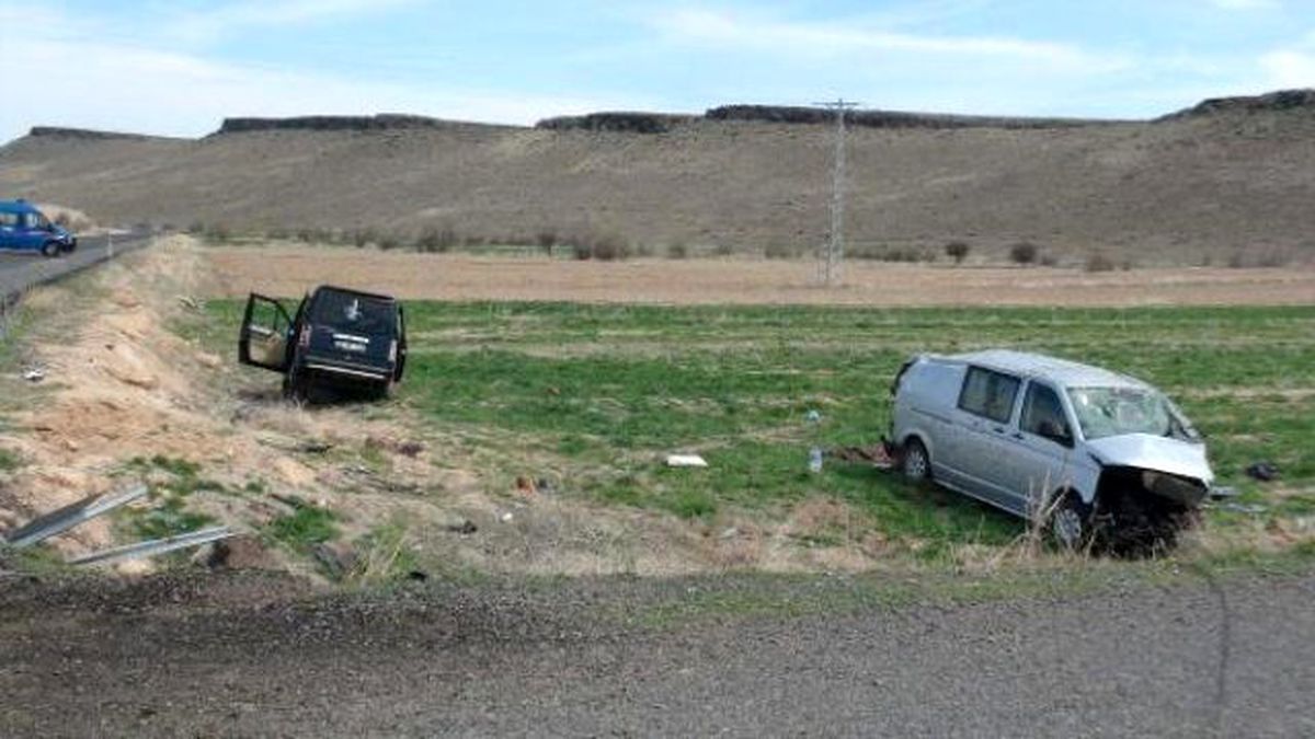 Nevşehir\'de Hafif Ticari Araçla Minibüs Çarpıştı: 1 Ölü, 7 Yaralı