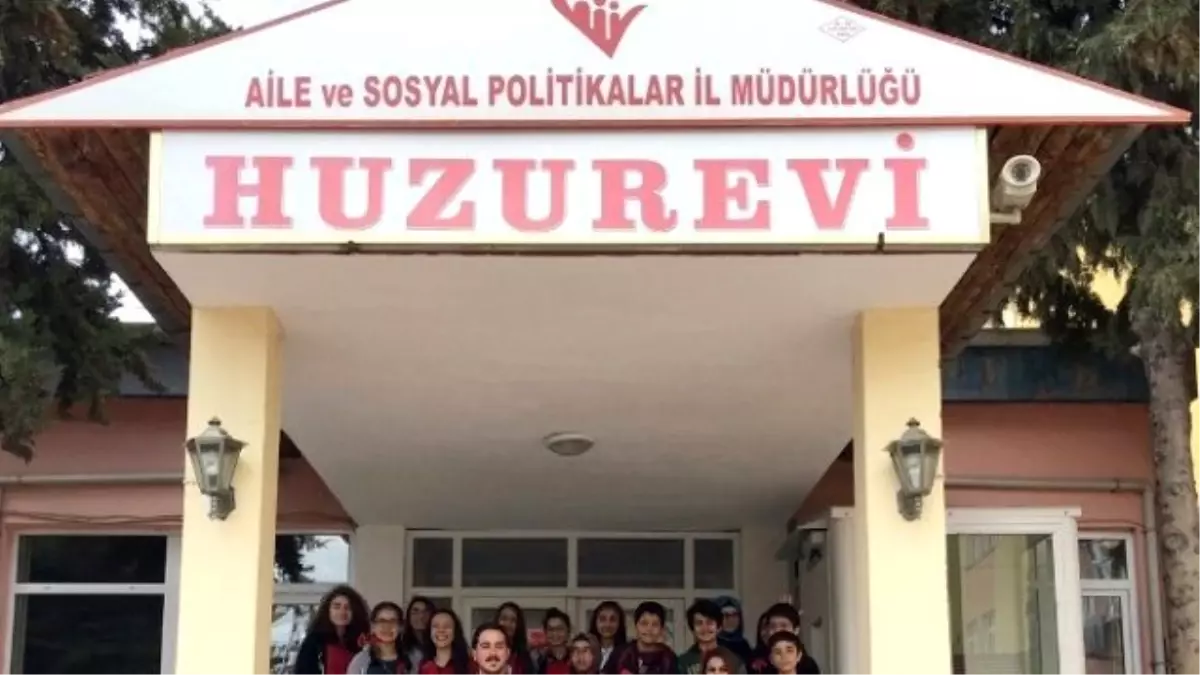 Öğrencilerden Huzurevi Ziyareti