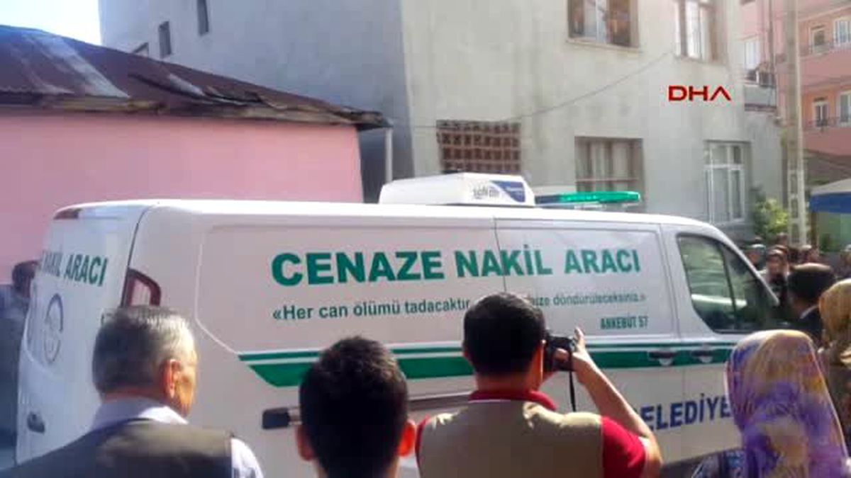 Osmaniye İstanbul\'daki Evlerinde Ölü Olarak Bulunan Polis Memuru Toprağa Verildi
