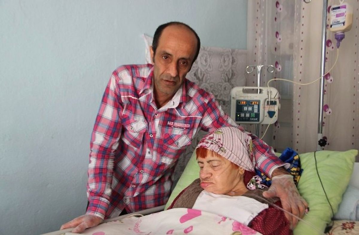 Bir Evladın Annesine 20 Yıllık Vefası! Ayaklarının Altını Öpüyor