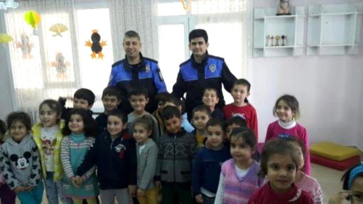 Polis\'ten Öğrencilere "Güvenli Nesil, Güvenli Gelecek" Semineri