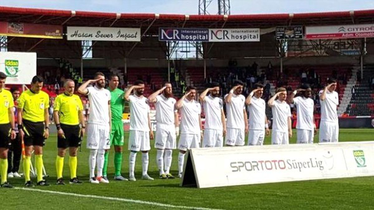 Trabzonsporlu Futbolcular Saygı Duruşunda Asker Selamı Verdi