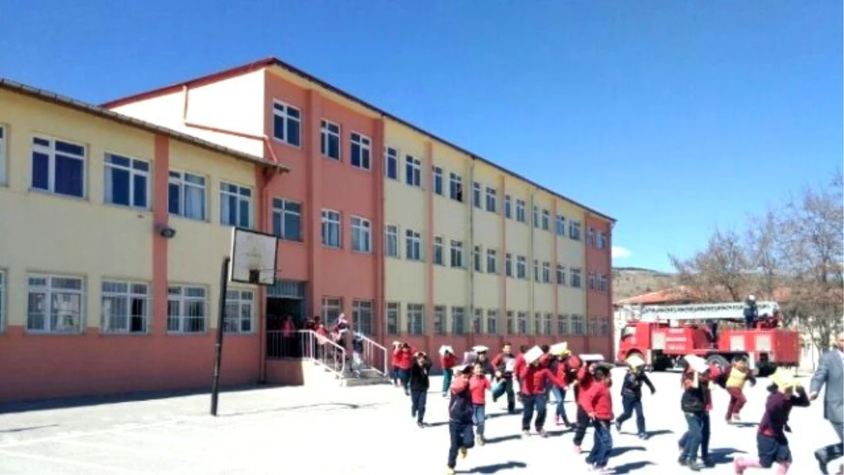 Yozgat Erdoğan Akdağ İlk ve Ortaokulunda Yapılan Deprem Tatbikatı Gerçeği Aratmadı