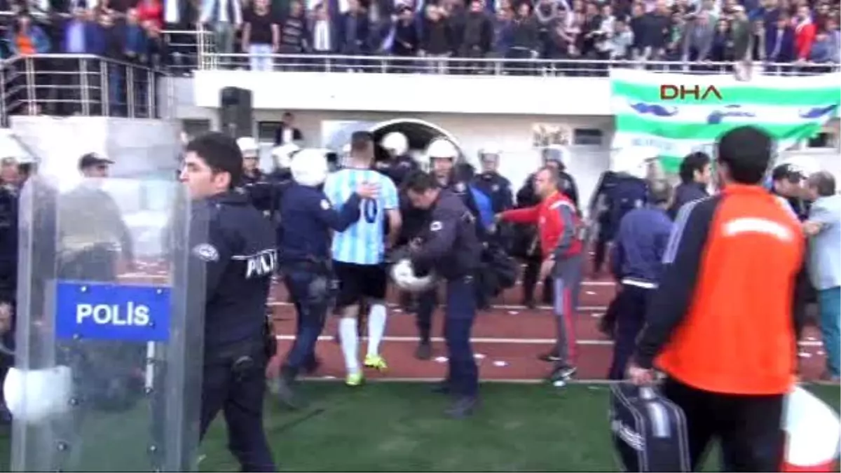 Amasya Maç Sonunda Sahaya Girip Futbolculara Saldırdılar