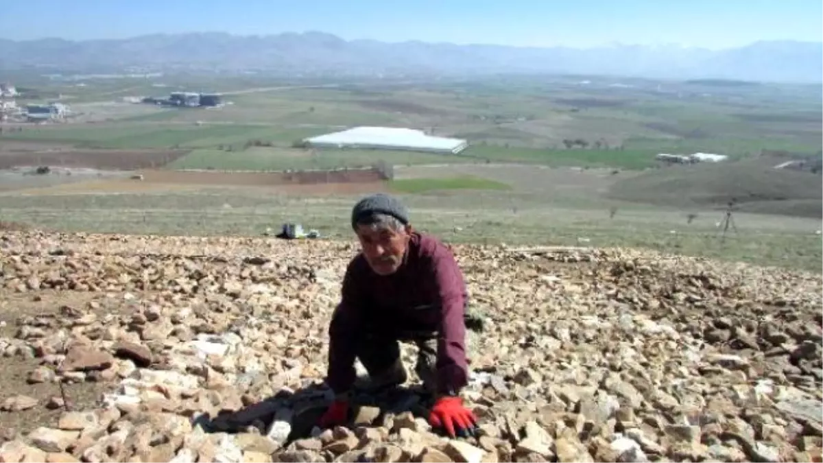 Aynı Yamaca Çakıl Taşlarından Üçüncü Türk Bayrağını Yapıyor