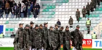 Azeri Futbol Takımından Askeri Kıyafetli Saygı Duruşu