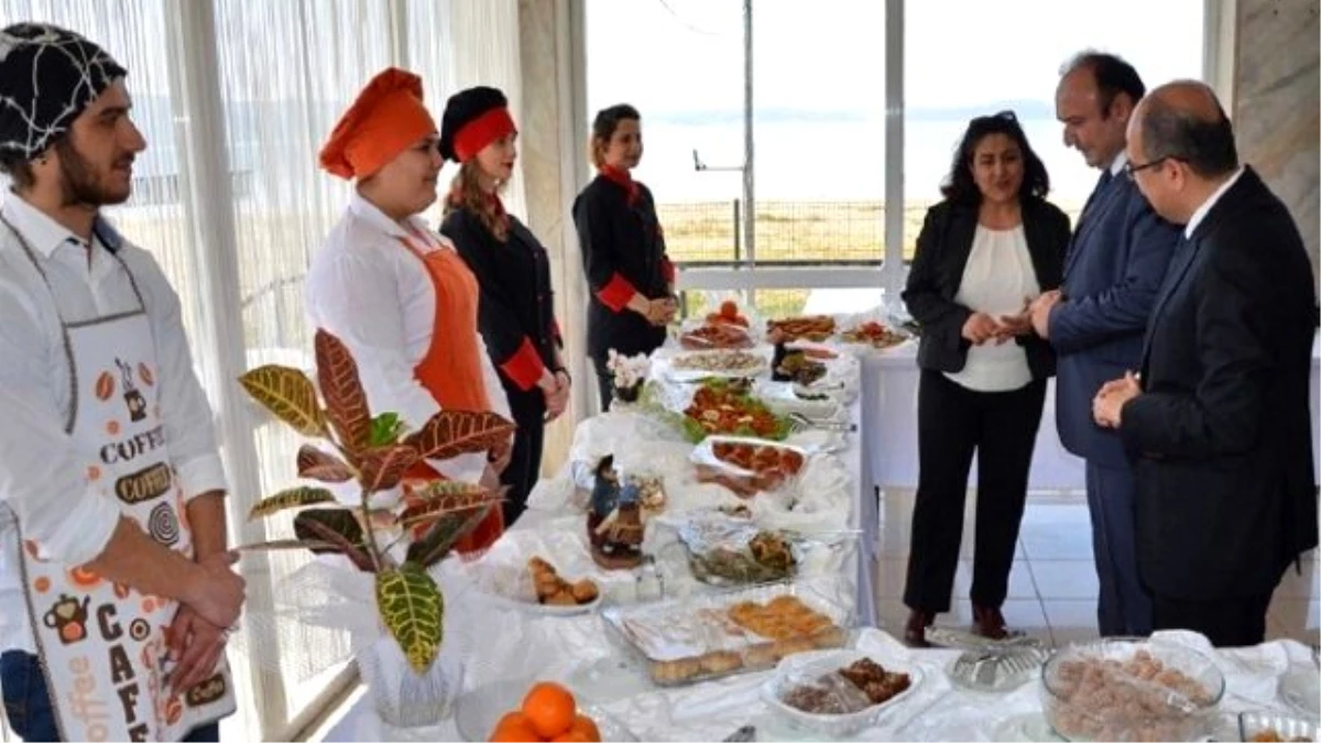 Bandırma Onyedi Eylül Üniversitesi Erdek Myo Turizm Öğrencileri Yemeklerini Görücüye Çıkardı