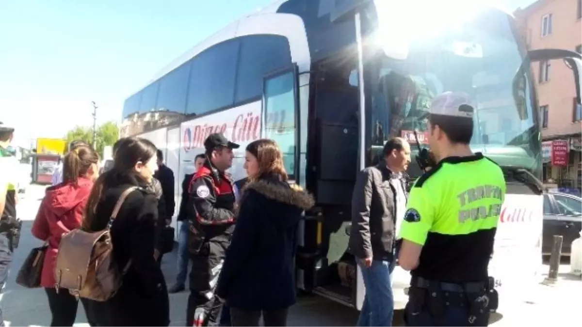 Düzce Polisi Şehirlerarası Otobüslerde Kontrol Yaptı