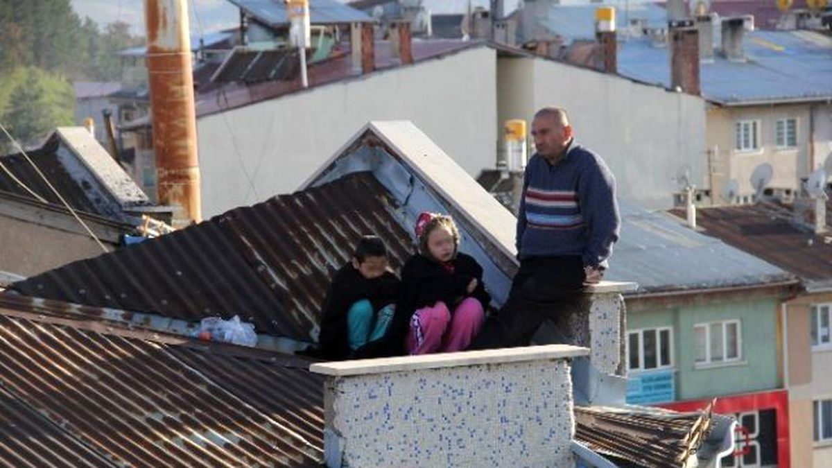Eşinin Terk Ettiği Adam, 2 Çocuğunu Rehin Alıp, 5 Katlı Binanın Çatısına Çıktı!