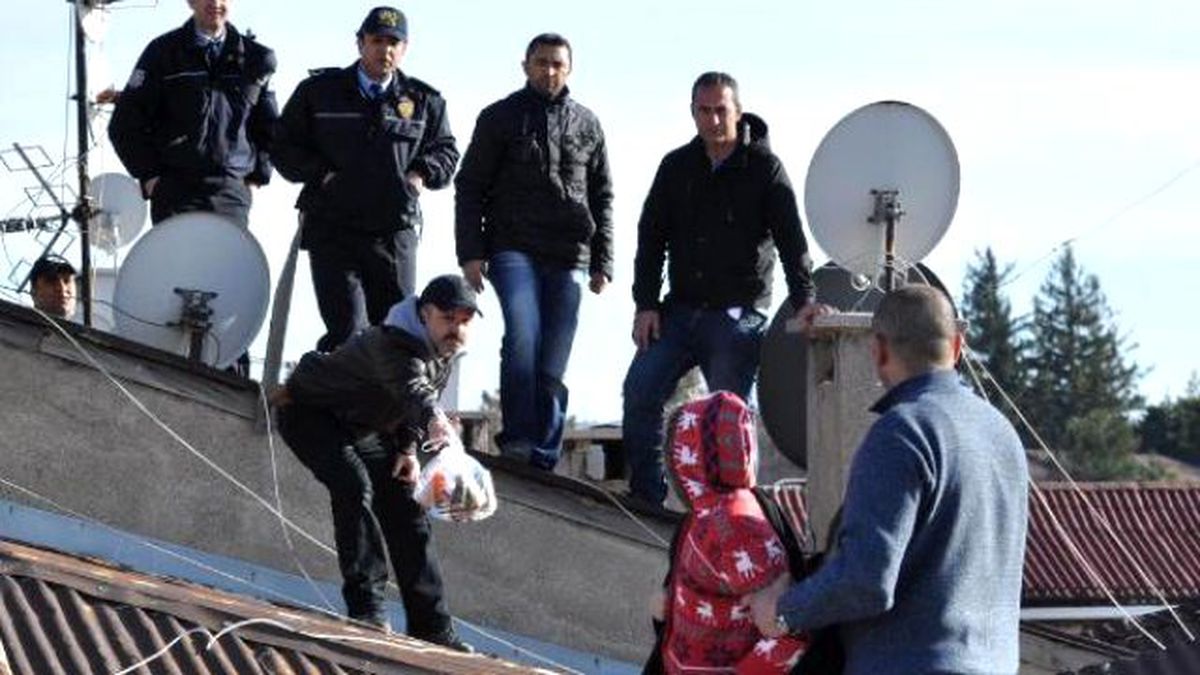 Eşi Evi Terk Edince, Çocuklarıyla Çatıya Çıktı