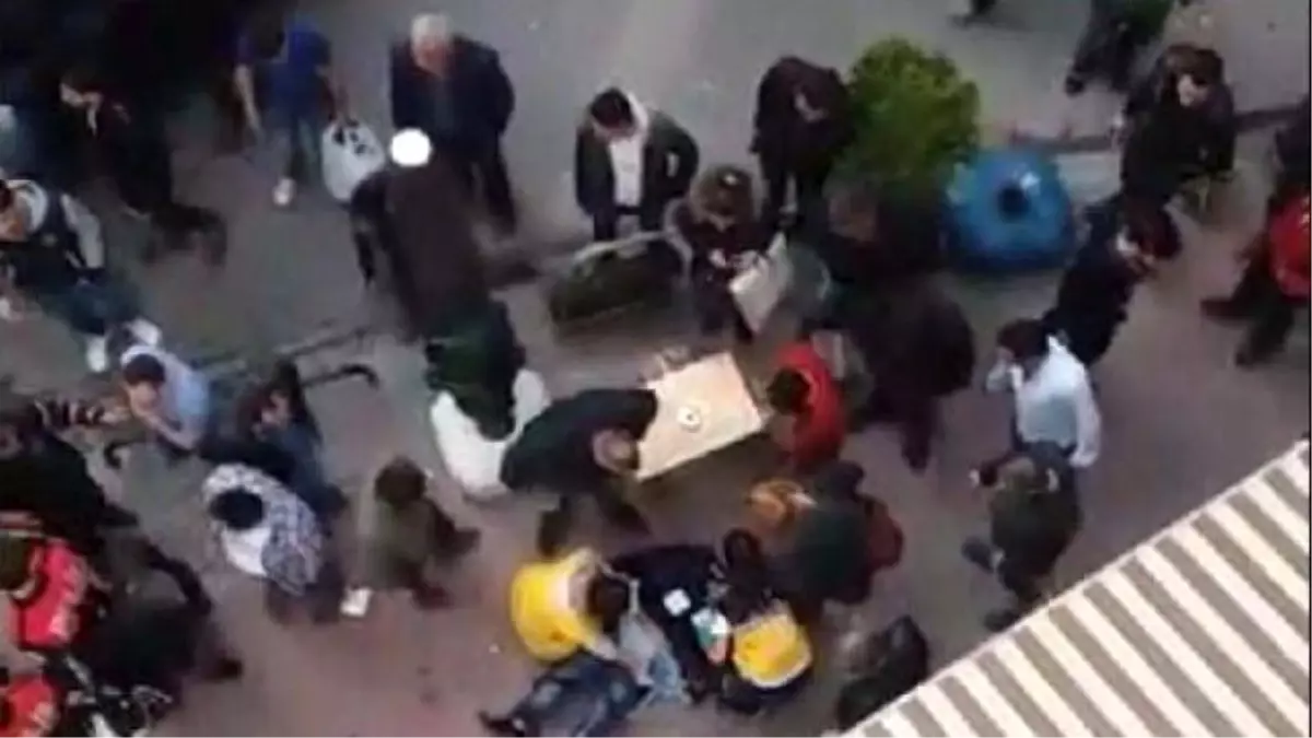 İzmit'te Öpüşen Çifti Uyardı, Bıçaklandı