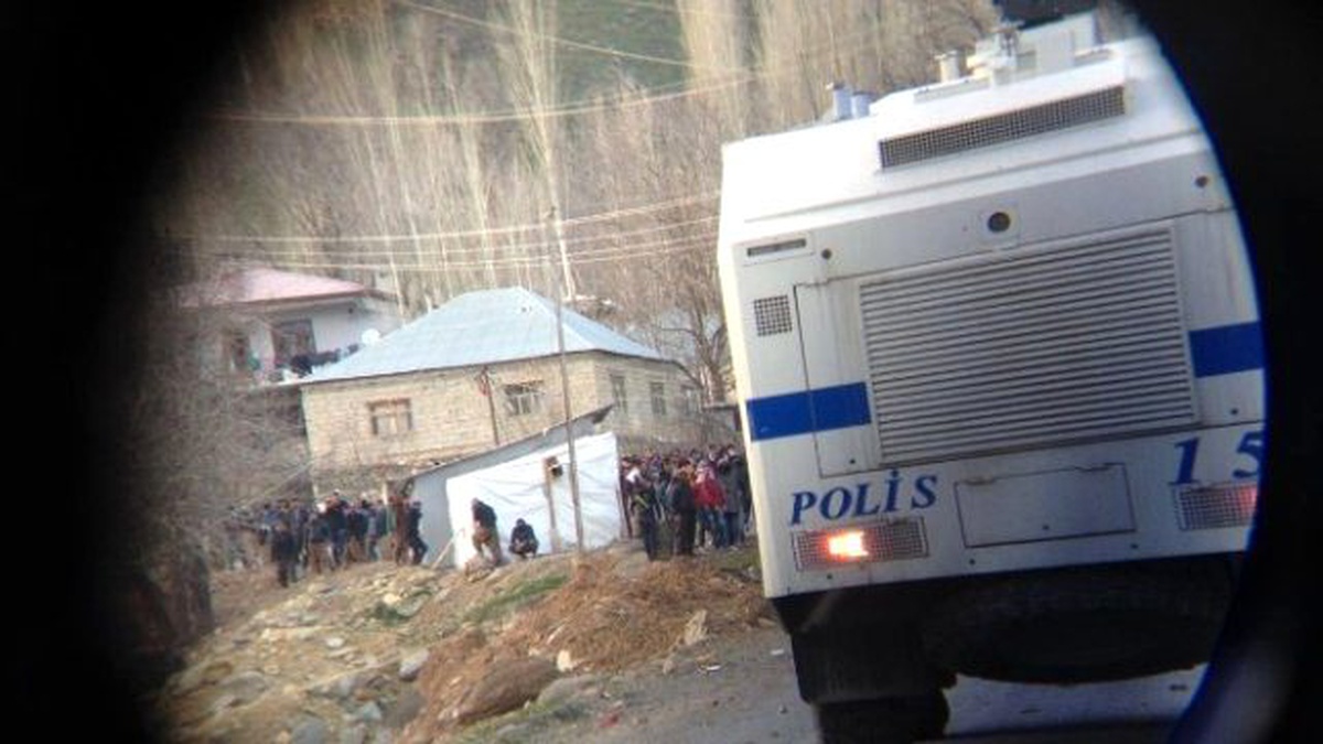 Hakkari\'de Yol Kesen Köylülere Gazlı Müdahale