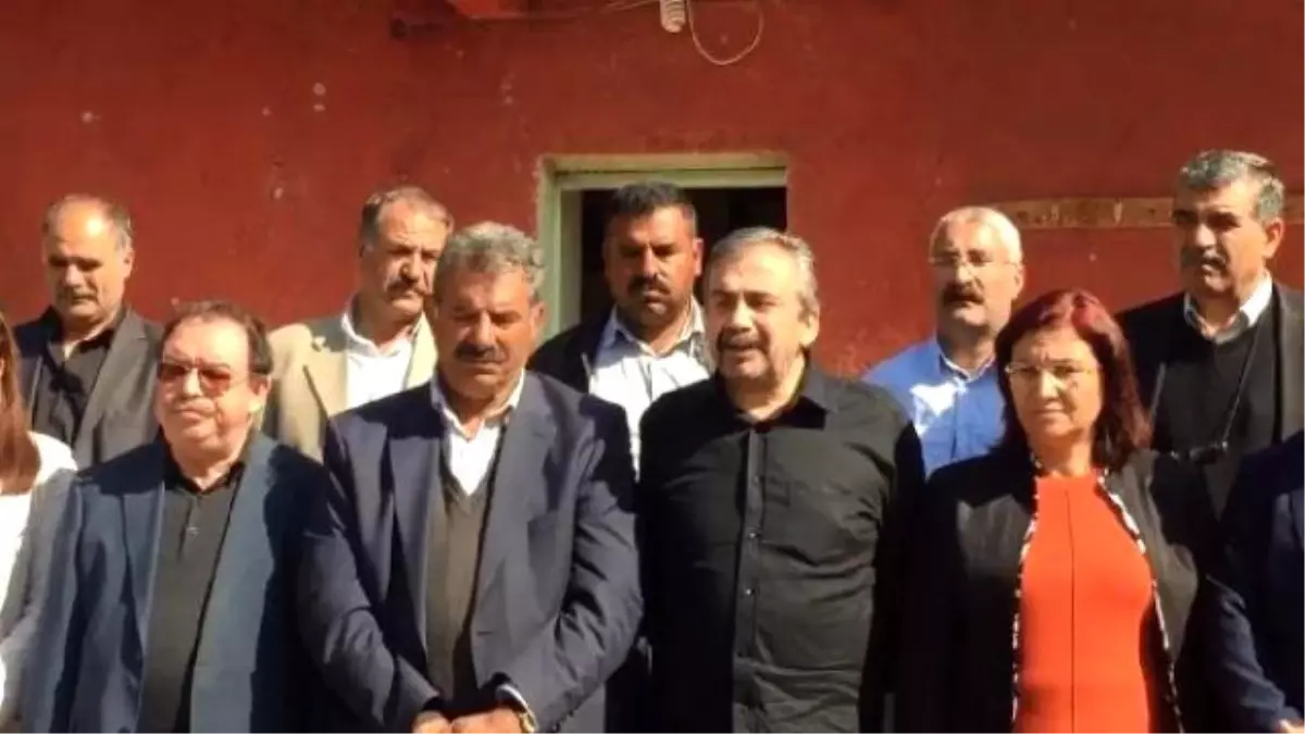 Hdp Milletvekilleri, Öcalan\'ın Anne ve Babasının Mezarını Ziyaret Etti (3)