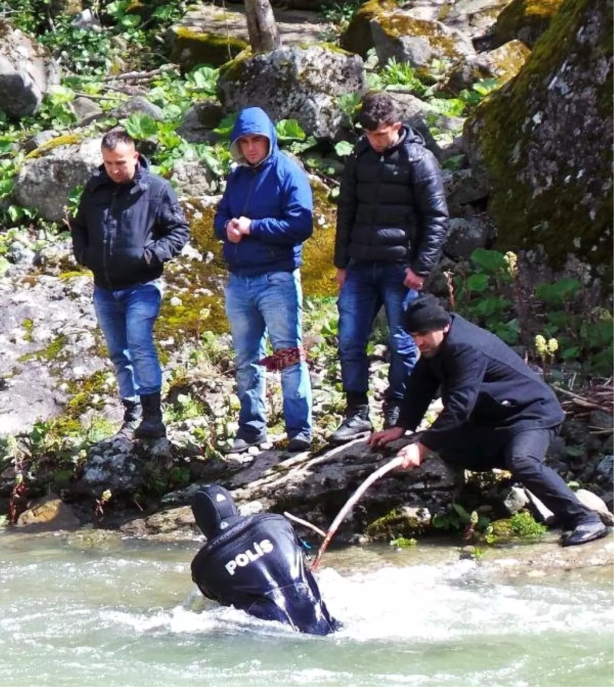 Köprüden Irmağa Düşen Anne Kayboldu, Oğlu Kurtuldu (2)