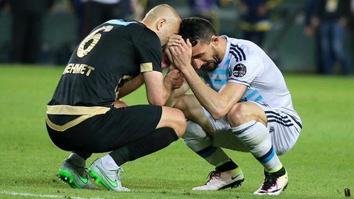 Saha Ortasında Gözyaşı Döken Mehmet Topal'ı Rakip Futbolcu Teselli Etti