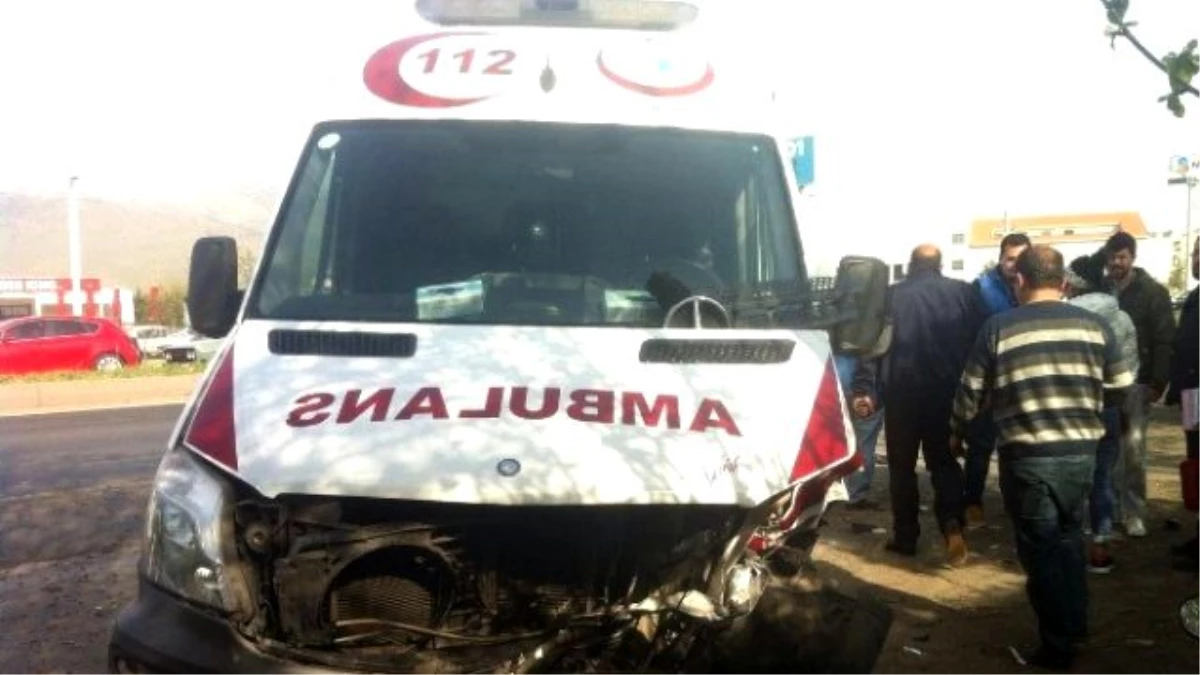 Menemen\'de Ambulans ile Otomobil Çarpıştı: 2 Yaralı