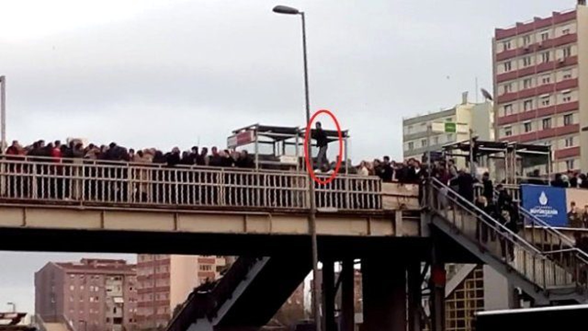 Metrobüs Kalabalığını Geçmek İçin Hayatını Hiçe Saydı