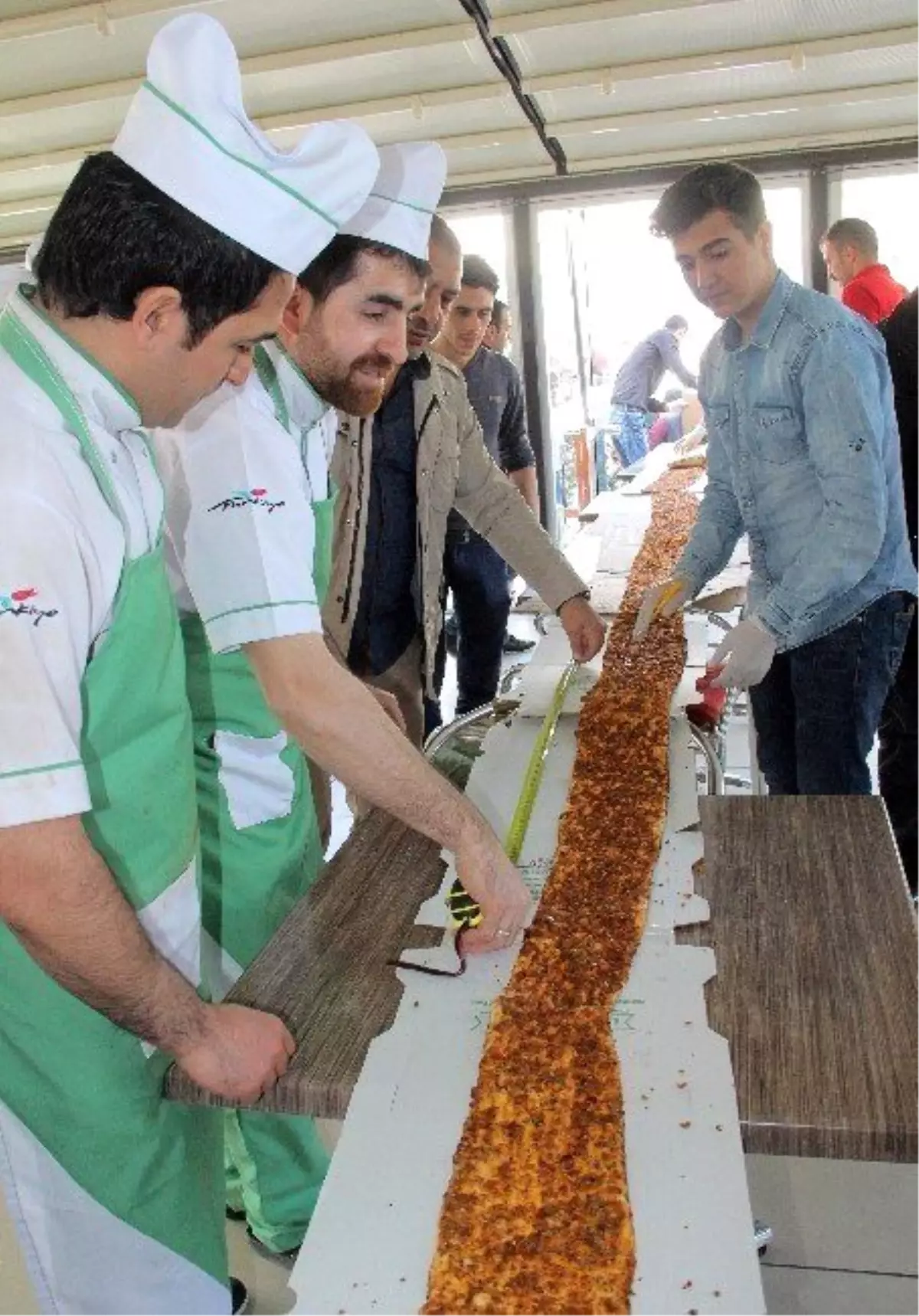 Rekor Denemesi İçin 23 Metre Lahmacun Yaptılar