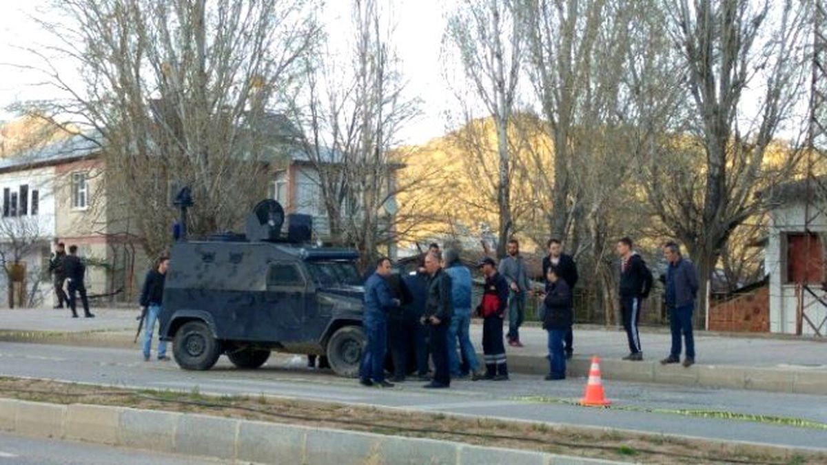 Tunceli\'de Zırhlı Polis Aracı Devrildi: 2 Yaralı