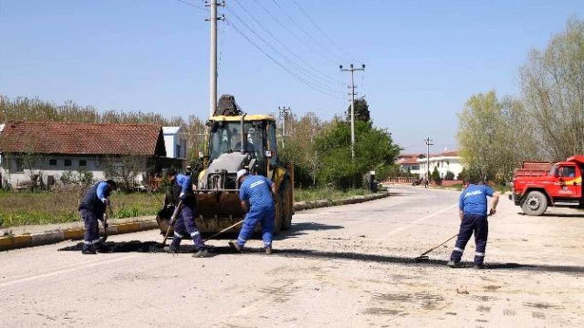 Akyazı\'da Bozuk Yollar Asfaltlanmaya Başladı
