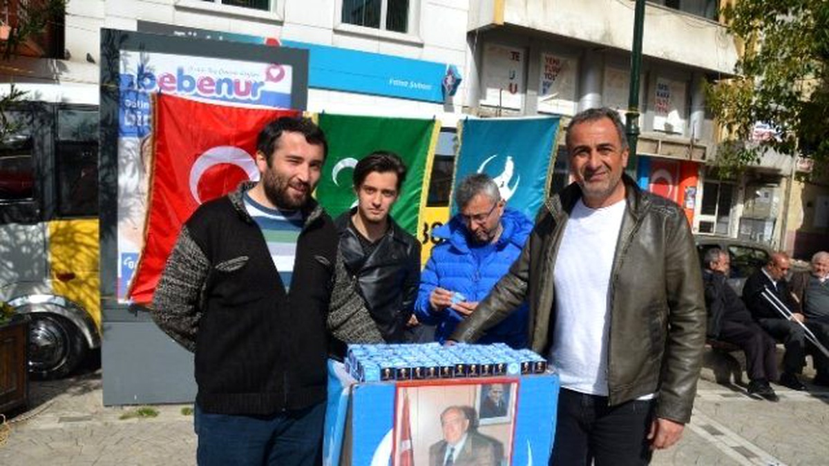 Alparslan Türkeş\'in Ölümünün 19. Yıl Dönümünde Lokum Dağıttılar