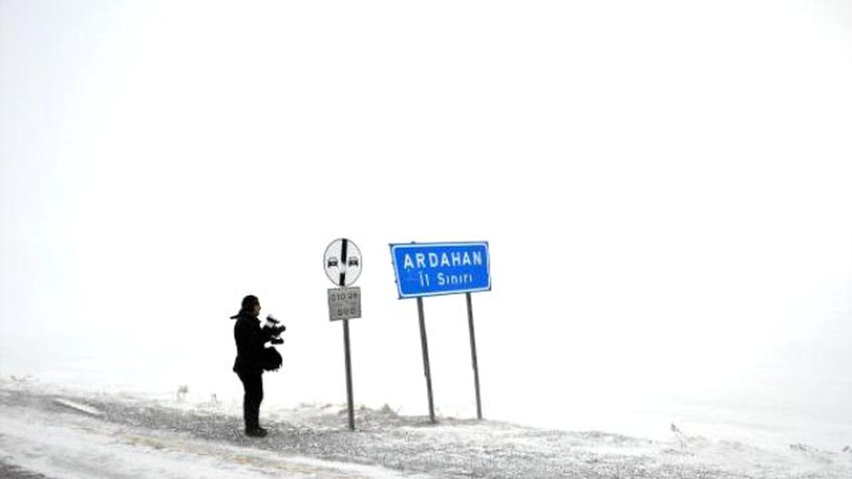 Ardahan- Artvin Arasındaki Sahara Geçidi\'nde Kar ve Tipi Aman Vermiyor
