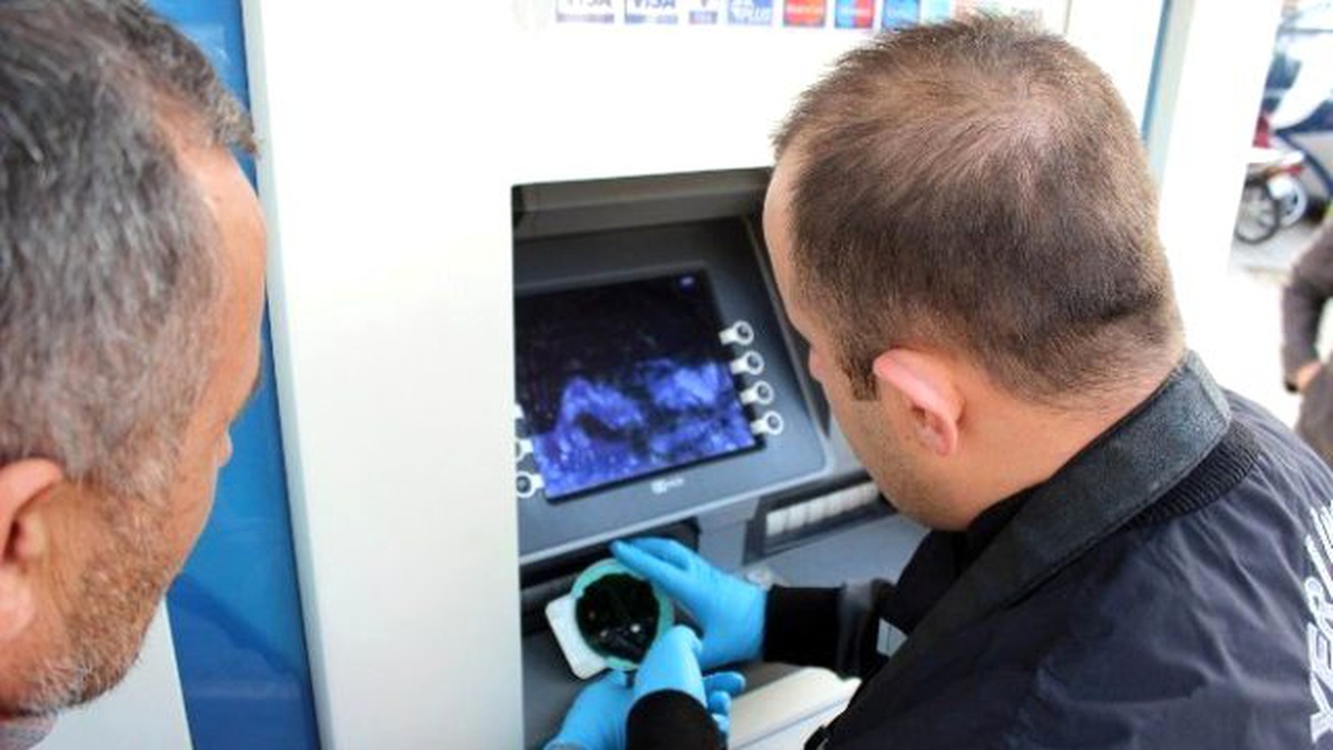 Atm\'de Kart Kopyalayıcı Düzenek Ele Geçirildi