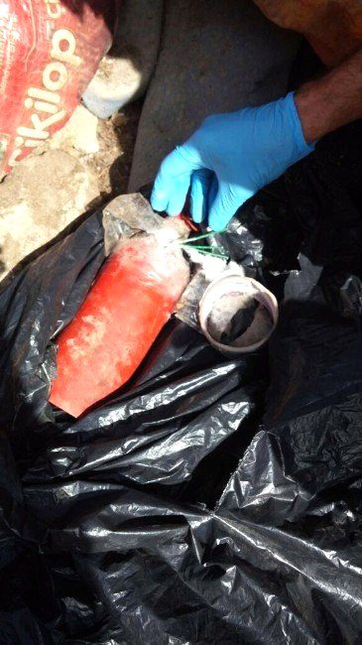 Batman\'da Tezek Arasına Saklanmış 15 Kilo Patlayıcı Ele Geçirildi