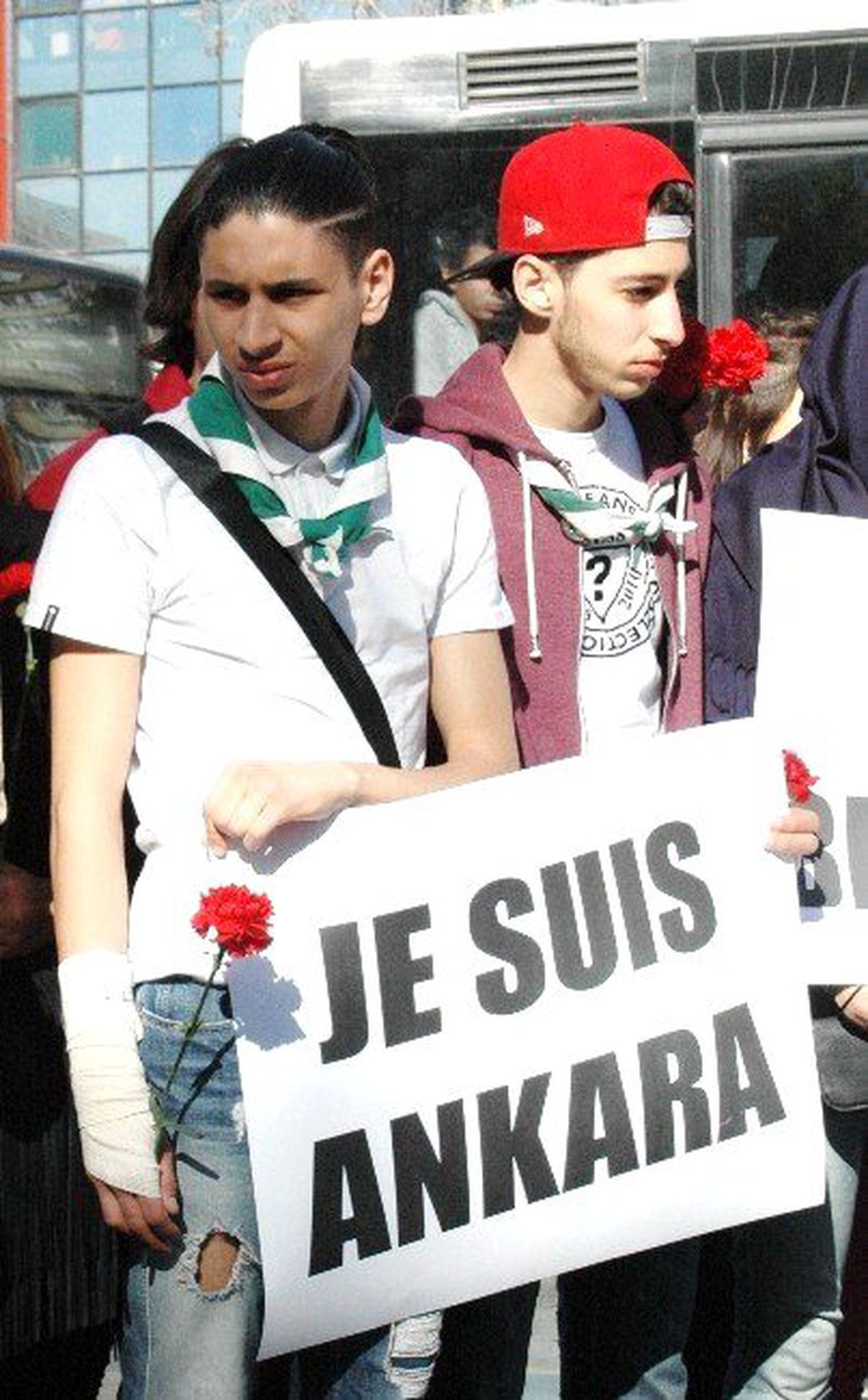 Belçikalı ve Fransız Gençler Ankara\'daki Saldırıda Ölenleri Andı